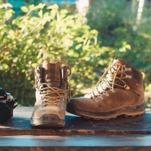 Botas Hiking TrailMaster - botas de trekking marrones con cordones amarillo y azul, vistas de perfil