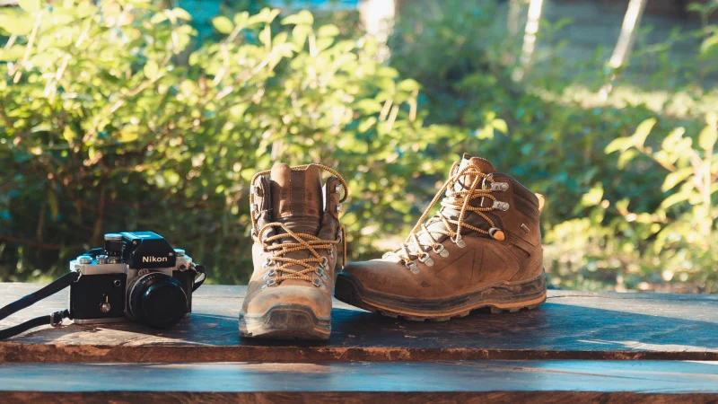 Botas Hiking TrailMaster - botas de trekking marrones con cordones amarillo y azul, vistas de perfil