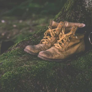 Botas Hiking TrailMaster - botas de trekking marrones con detalles de cordones sobre superficie musgosa