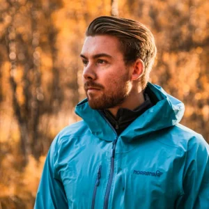 Campera Impermeable Trail Pro azul - campera impermeable con capucha integrada, cierre frontal, bolsillos laterales y logo de marca en el pecho