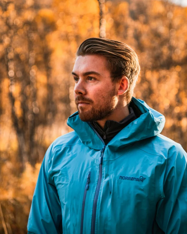 Campera Impermeable Trail Pro azul - campera impermeable con capucha integrada, cierre frontal, bolsillos laterales y logo de marca en el pecho