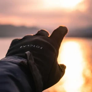 Guantes de Trekking Pro - guantes negros con texto visible al atardecer frente al agua