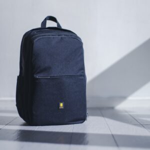 Mochila Urbana Daypack 20L - mochila gris con compartimentos organizados